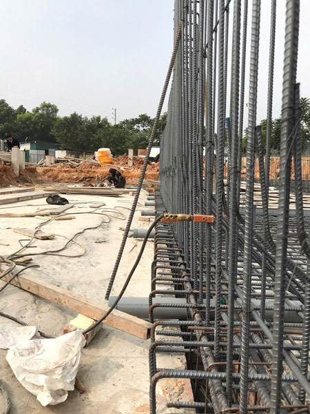Đặt ống chống thấm xuyên thành bể